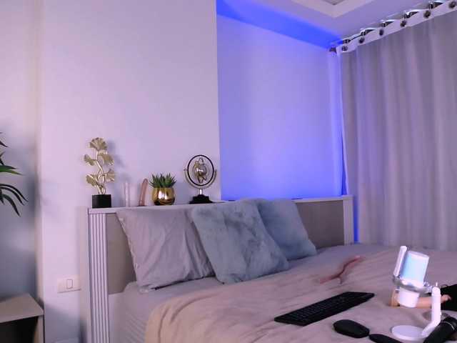 MinaGlow live cam