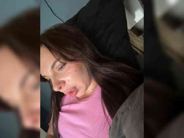 Lady-not-shy webcam