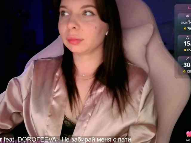 Lady-not-shy webcam