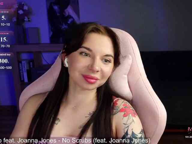 Lady-not-shy webcam
