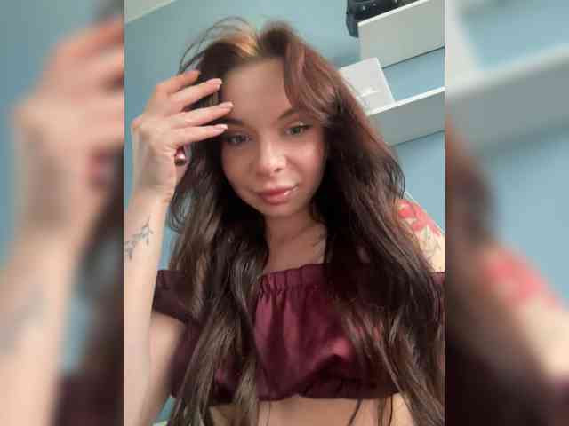 Lady-not-shy webcam