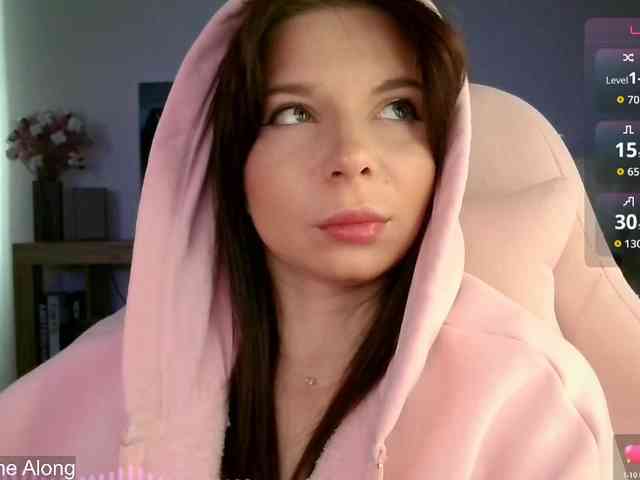 Lady-not-shy webcam