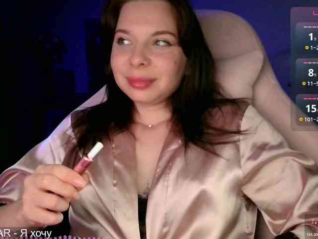 Lady-not-shy webcam