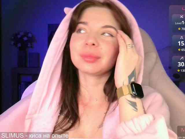 Lady-not-shy webcam
