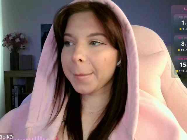 Lady-not-shy webcam