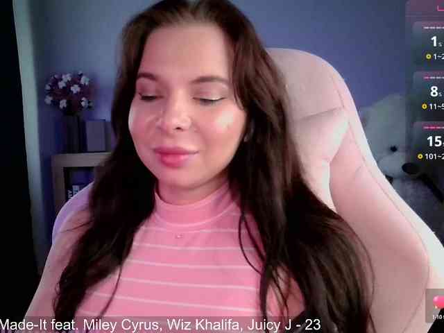 Lady-not-shy webcam