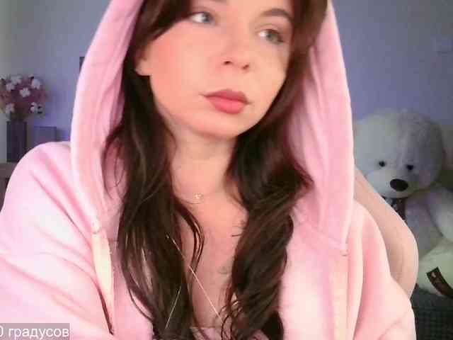 Lady-not-shy webcam