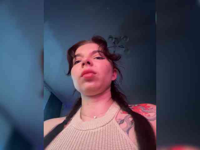 Lady-not-shy webcam