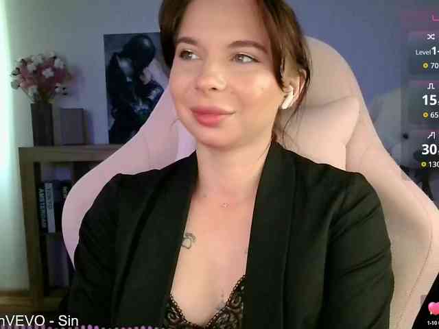 Lady-not-shy webcam
