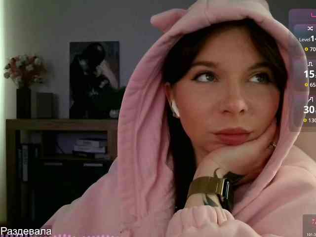 Lady-not-shy webcam