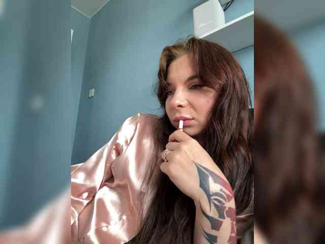 Lady-not-shy webcam