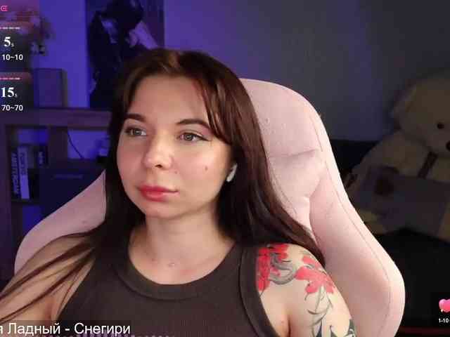 Lady-not-shy webcam