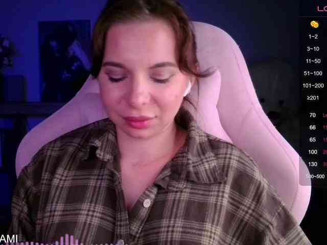 Lady-not-shy webcam