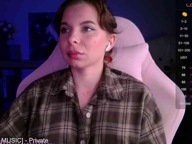Lady-not-shy webcam
