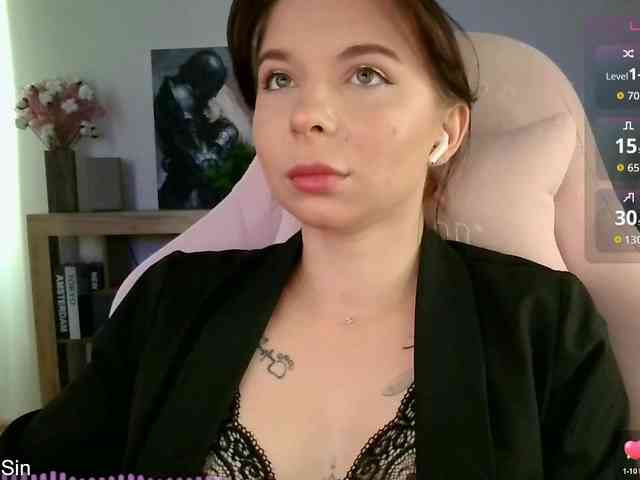 Lady-not-shy webcam
