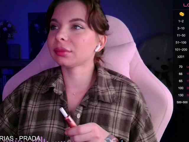 Lady-not-shy webcam