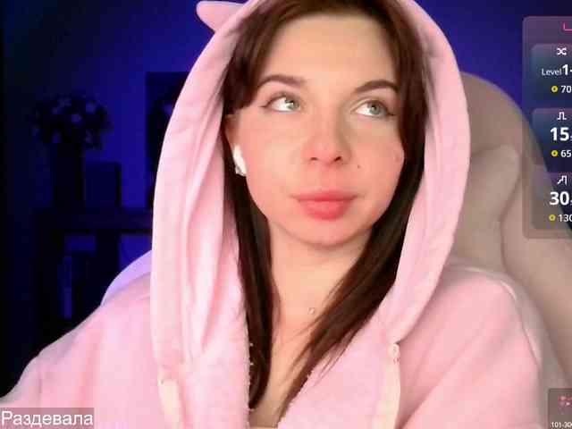 Lady-not-shy webcam