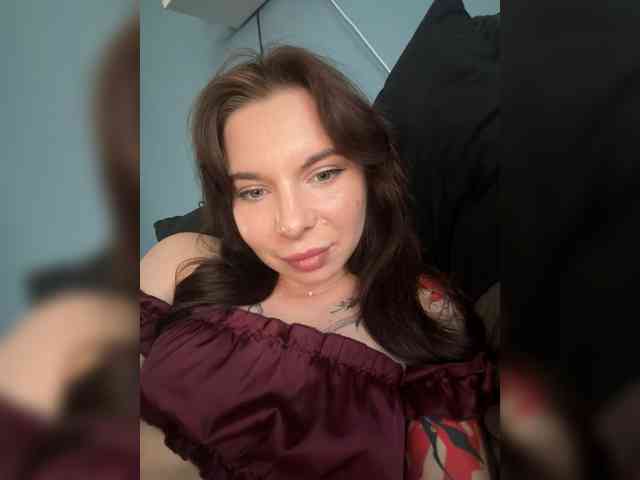 Lady-not-shy webcam