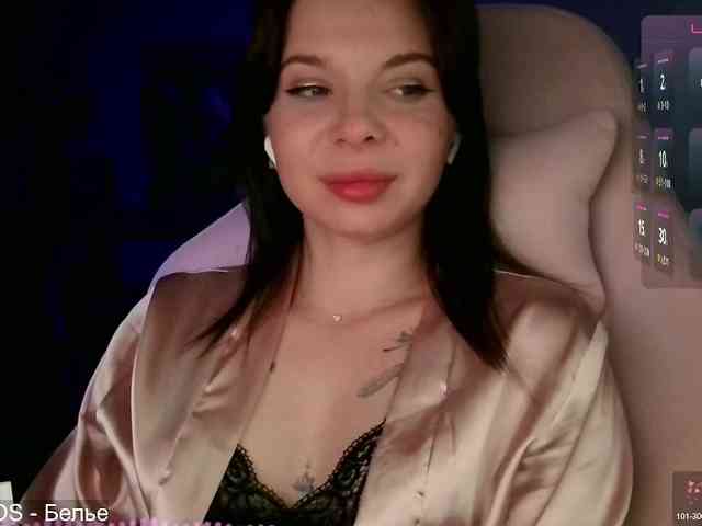 Lady-not-shy webcam