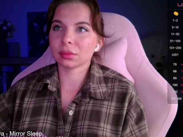 Lady-not-shy webcam