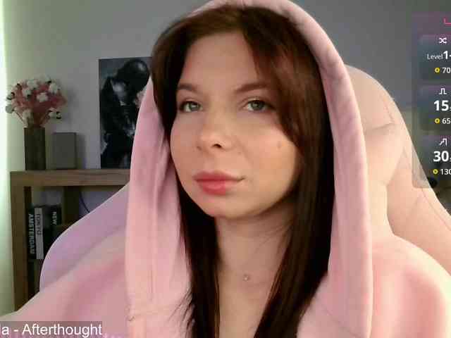 Lady-not-shy webcam