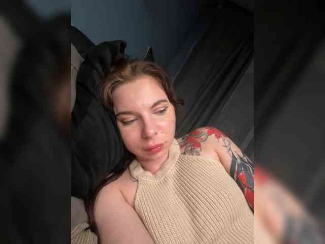 Lady-not-shy webcam