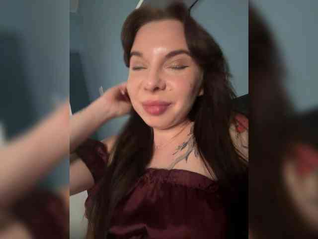 Lady-not-shy webcam