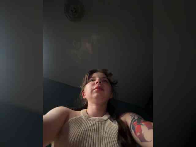 Lady-not-shy webcam