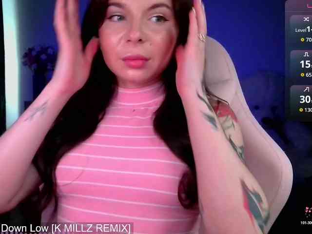 Lady-not-shy webcam