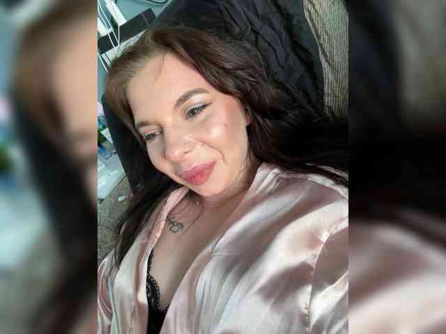 Lady-not-shy webcam