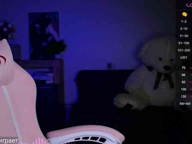 Lady-not-shy webcam