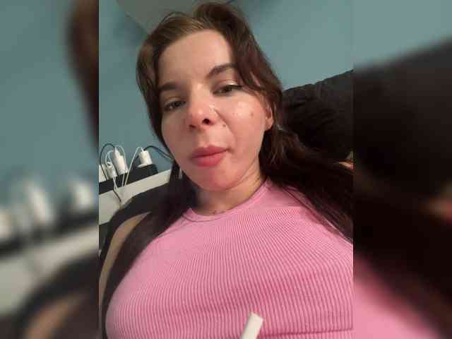 Lady-not-shy webcam