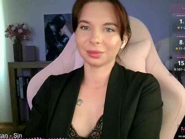 Lady-not-shy webcam