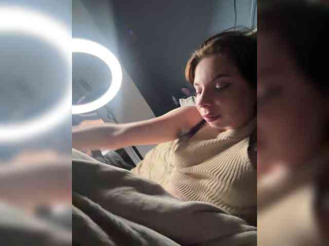 Lady-not-shy webcam