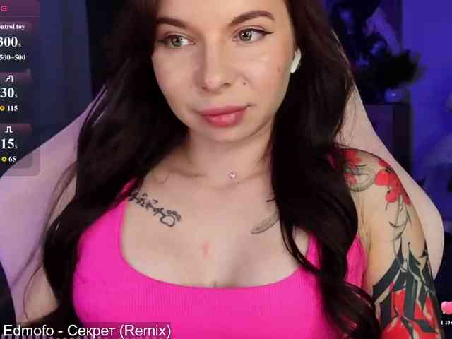 Lady-not-shy webcam