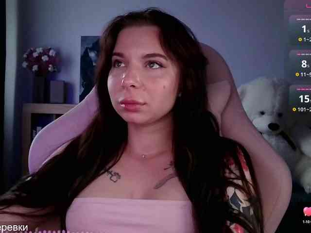 Lady-not-shy webcam