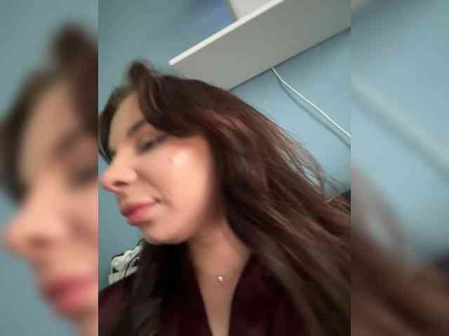 Lady-not-shy webcam