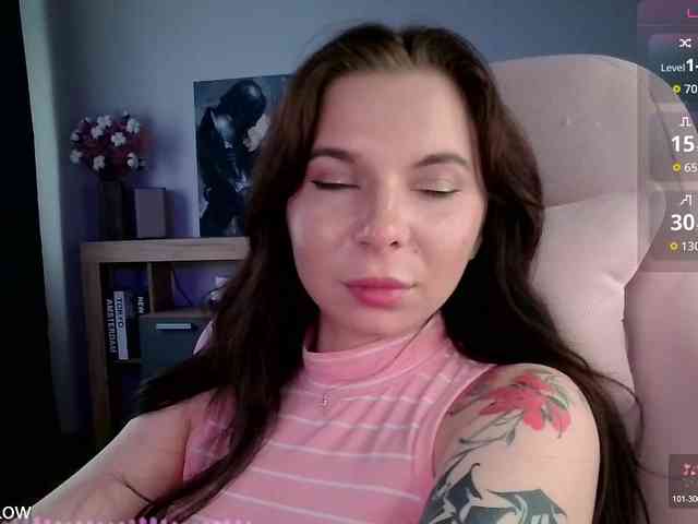 Lady-not-shy webcam