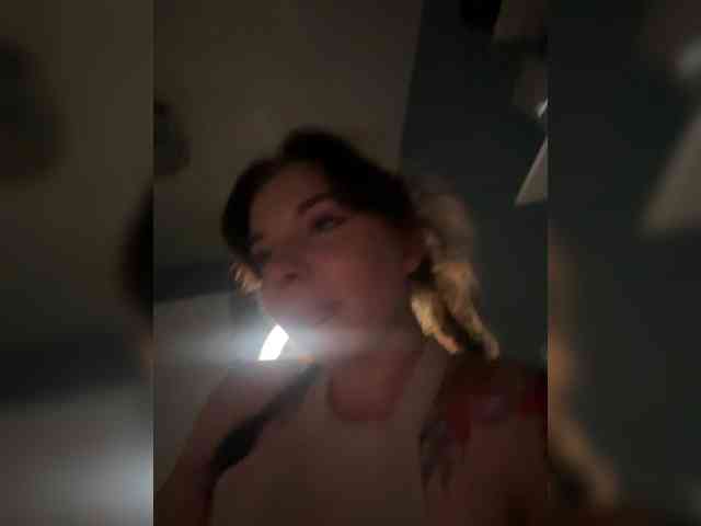 Lady-not-shy webcam