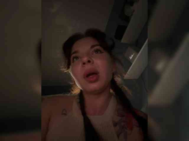 Lady-not-shy webcam