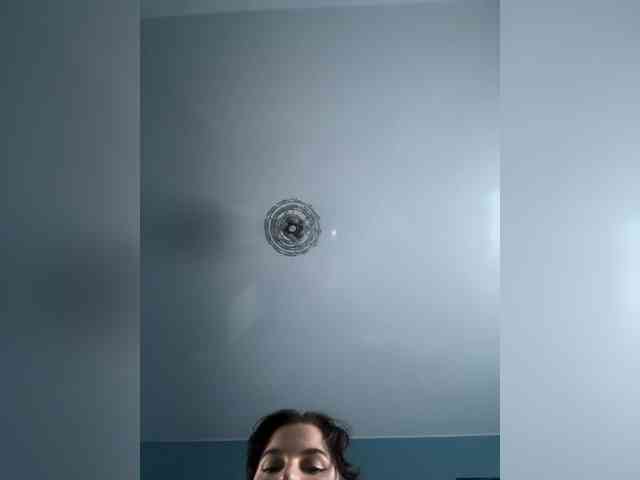 Lady-not-shy webcam