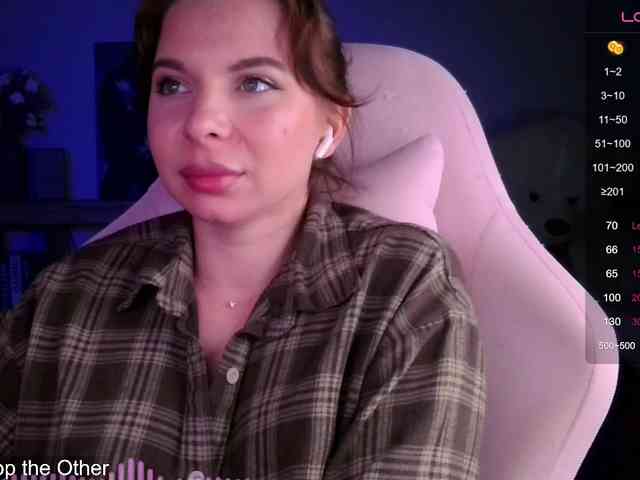 Lady-not-shy webcam