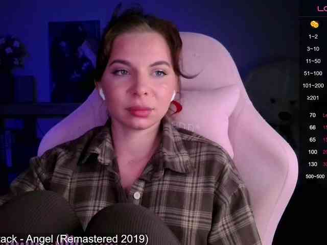Lady-not-shy webcam