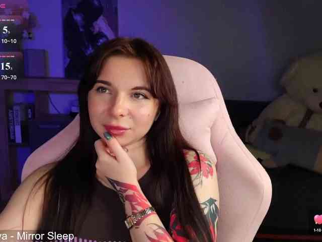 Lady-not-shy webcam
