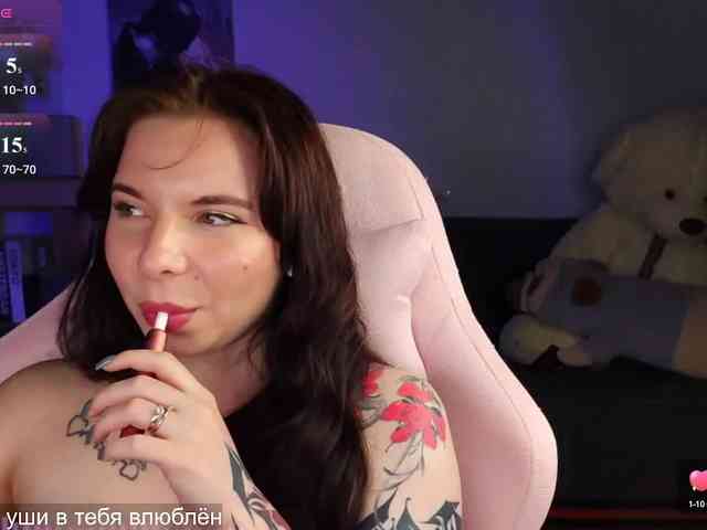 Lady-not-shy webcam