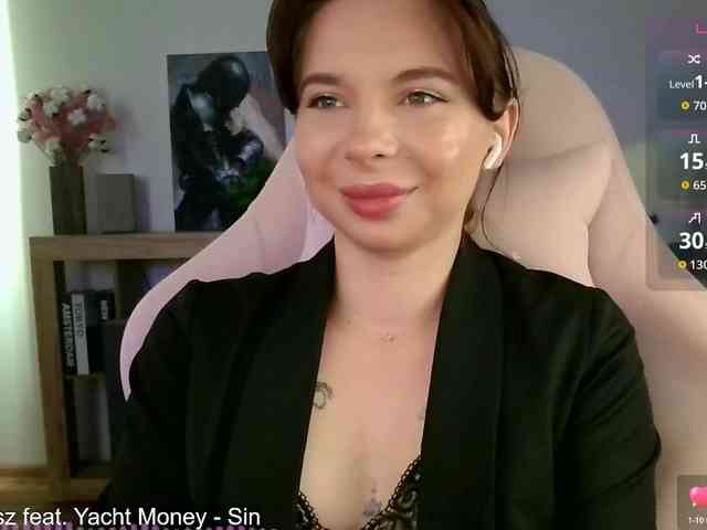 Lady-not-shy webcam
