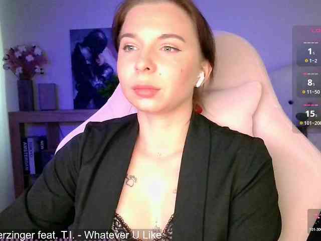 Lady-not-shy webcam