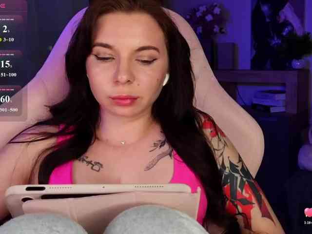 Lady-not-shy webcam