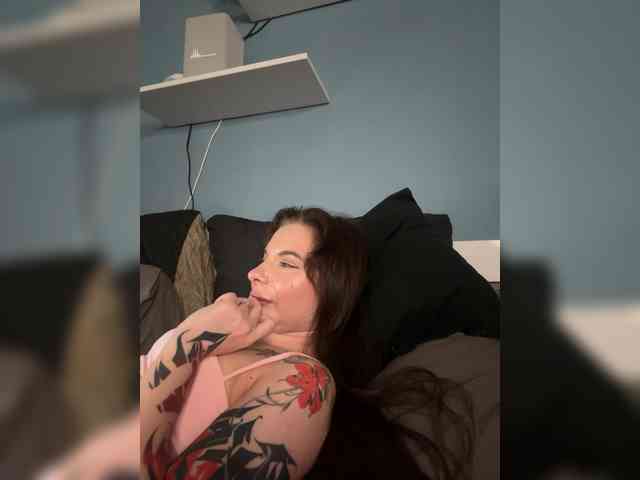 Lady-not-shy webcam