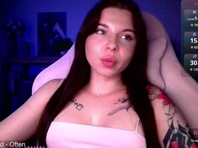 Lady-not-shy webcam